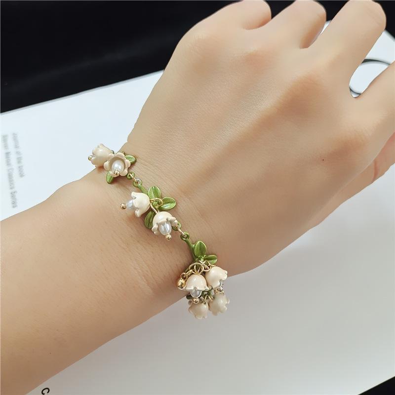 Women's Fashion Pearl and Retro Rose Lily Flower Bracelet - Elegant Jewelry Accessory