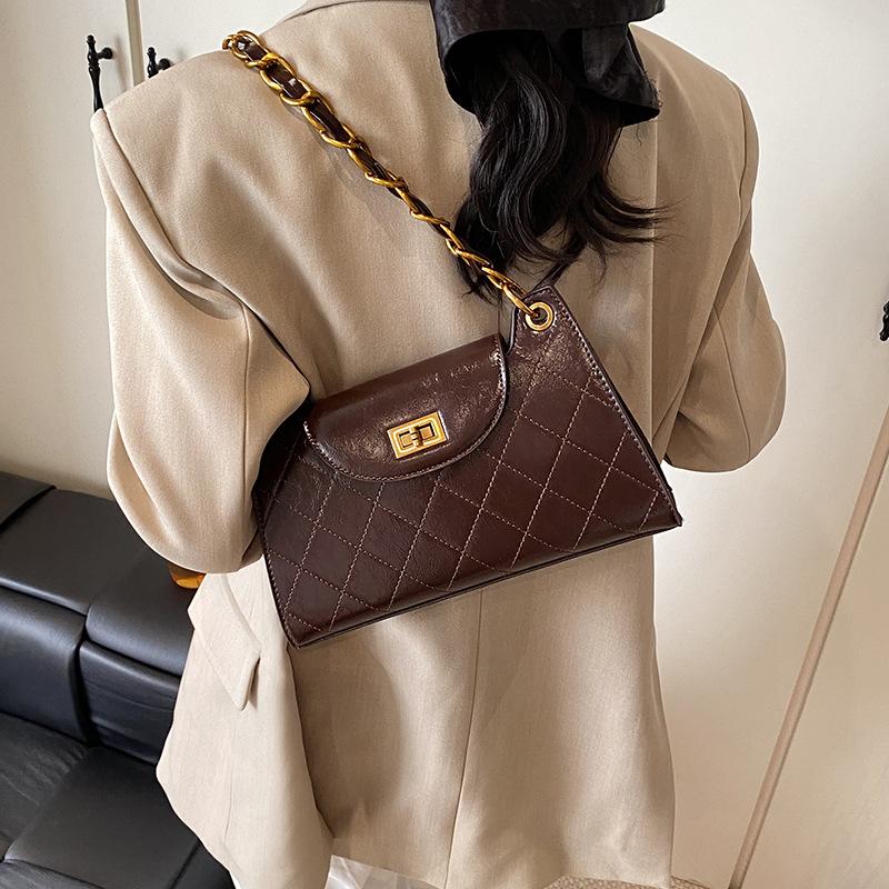 Large Capacity Bag Women's Autumn and Winter Retro 2025 New Versatile Shoulder Messenger Bag Diamond Chain Underarm Commuter Bag