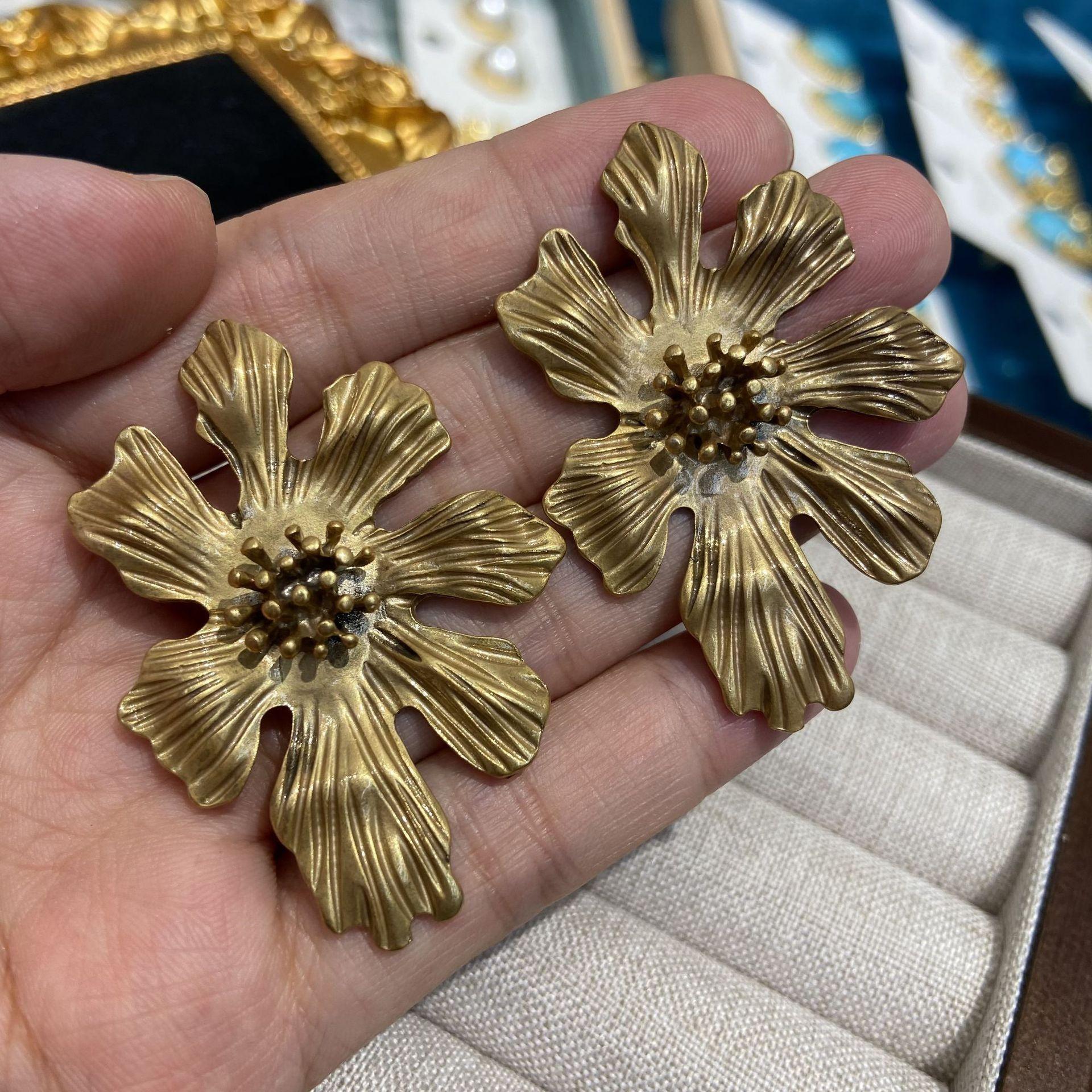 

Модные ретро-серьги-гвоздики из тяжелого металла с позолотой и крупным цветком для женщин, подходят для модной уличной фотографии и путешествий