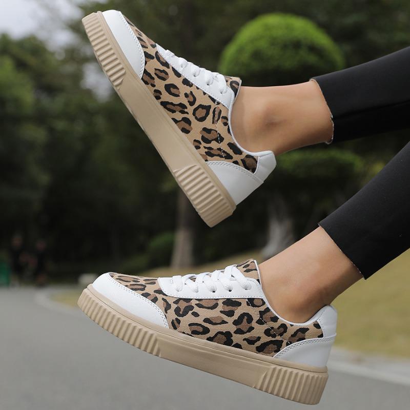 Women's Leopard Print Board Shoes Are Lightweight Fashionable and Trendy for Travel and Daily Commuting