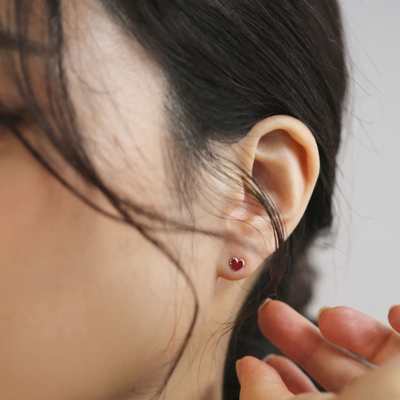 

JUDY AND PAUL [14K GOLD] Lovely Small Red Heart Point Yellow Gold Earrings Yellow Gold