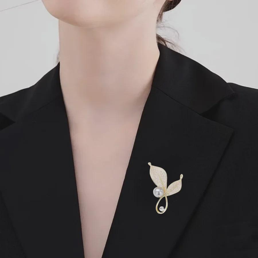 Broche Exquise Haut de Gamme Perle Romarin 2024 - Épinglette Élégante Anti-Exposition pour Femmes dans un Style Parfum Subtil