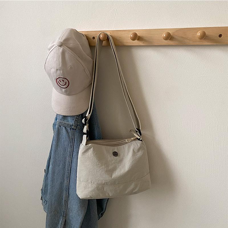 

2024 Модная нейлоновая водонепроницаемая многослойная повседневная сумка через плечо бежевый