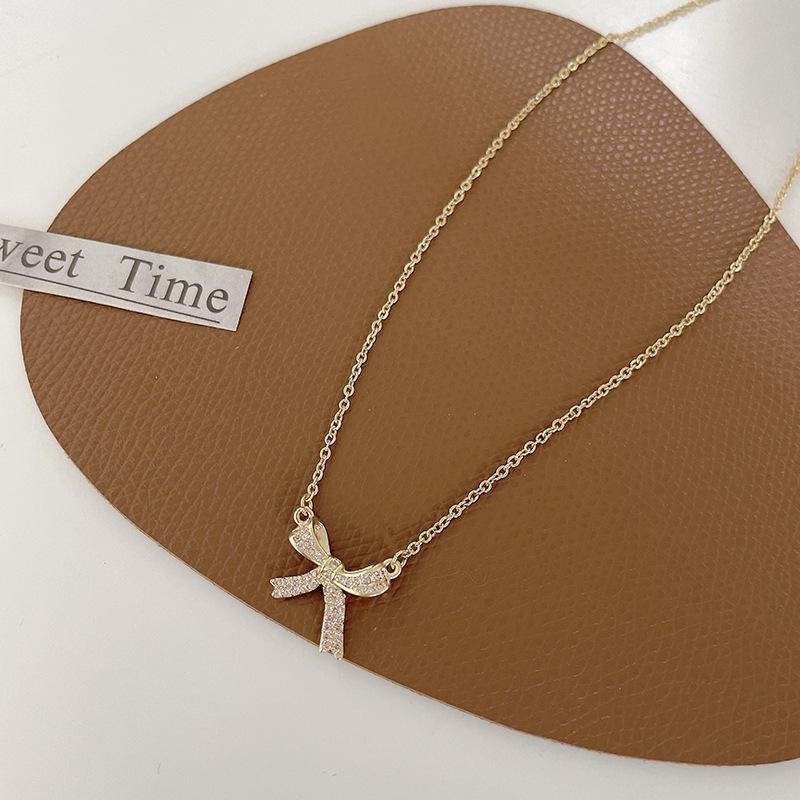 

Trendy 2022 Floral Bow Necklace: Elegant Pearl Chain for Women