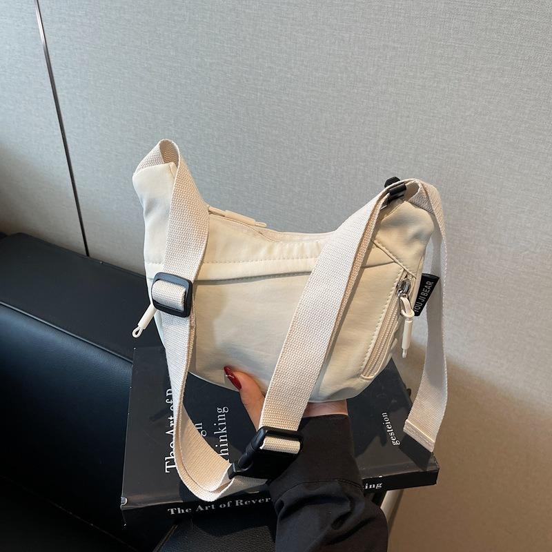 Casual dumpling bag women's new lightweight messenger bag outdoor sports shoulder bag versatile commuter mobile phone bag