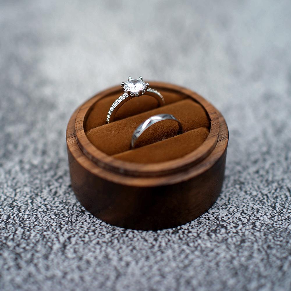 Runde Ringbox aus schwarzem Nussbaumholz, Tragbare und handliche Schmuckaufbewahrungsbox, Kann mit Worten auf der Verlobungsringbox graviert werden. Valentinstag