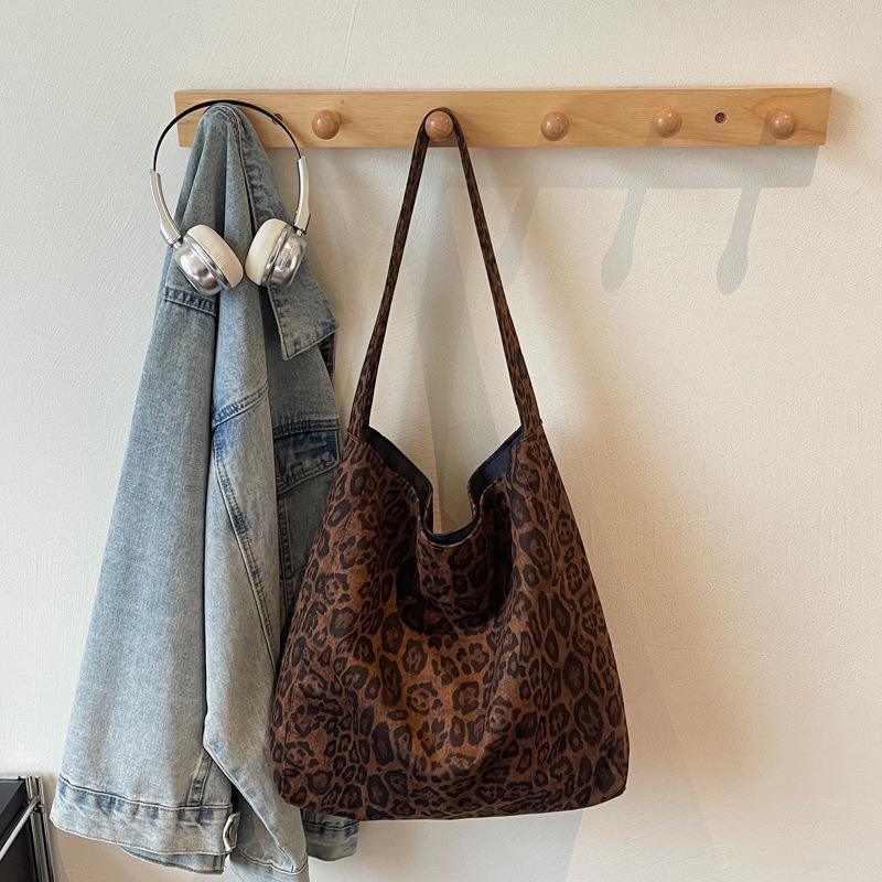 

Large-capacity deerskin fleece bag women s 2025 autumn and winter new popular leopard print single shoulder casual fashion commuter tote bag коричневый