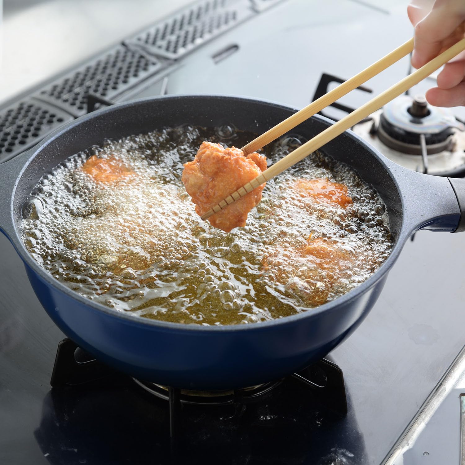 

Ernest Belfina Light Premium Frying 1 Million Abrasion Preferred by Major Blue Pan, 24cm, Deep, [Passed Tests] Lightweight, Durable, Non-Stick, синий