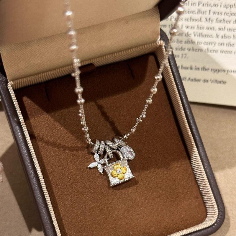 Light Luxury High-End Brushed Running Ring Four-Leaf Flower Lock Necklace Versatile Niche Design Medieval Seiko Collarbone Chain