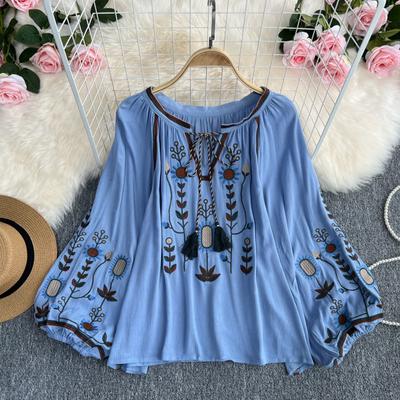 Blusa informal de otoño para mujer, camisas bordadas con manga larga acampanada y cuello en V a la moda, Tops Vintage minoritarios para mujer