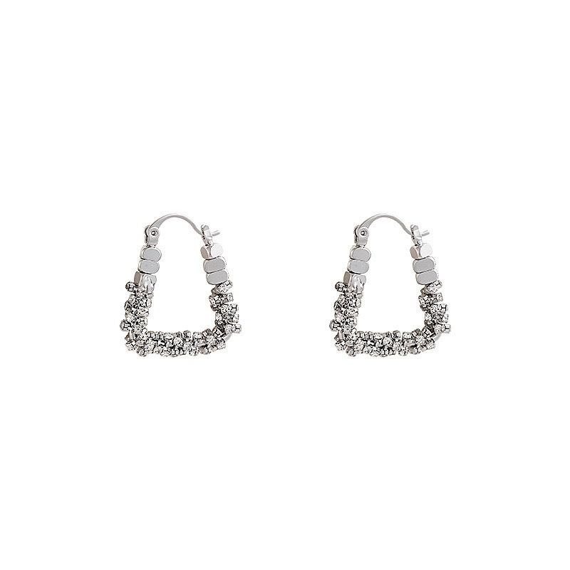 Роскошные и изысканные серьги, модные пусеты с ретро-акцентом.