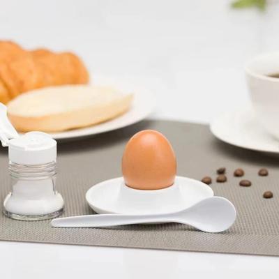 4/6-teiliges Set mit weißen Eierbechern, lebensmittelecht, BPA-frei, hohe Haltbarkeit, kompakte Größe, tragbares Set mit Haltern für gekochte Eier