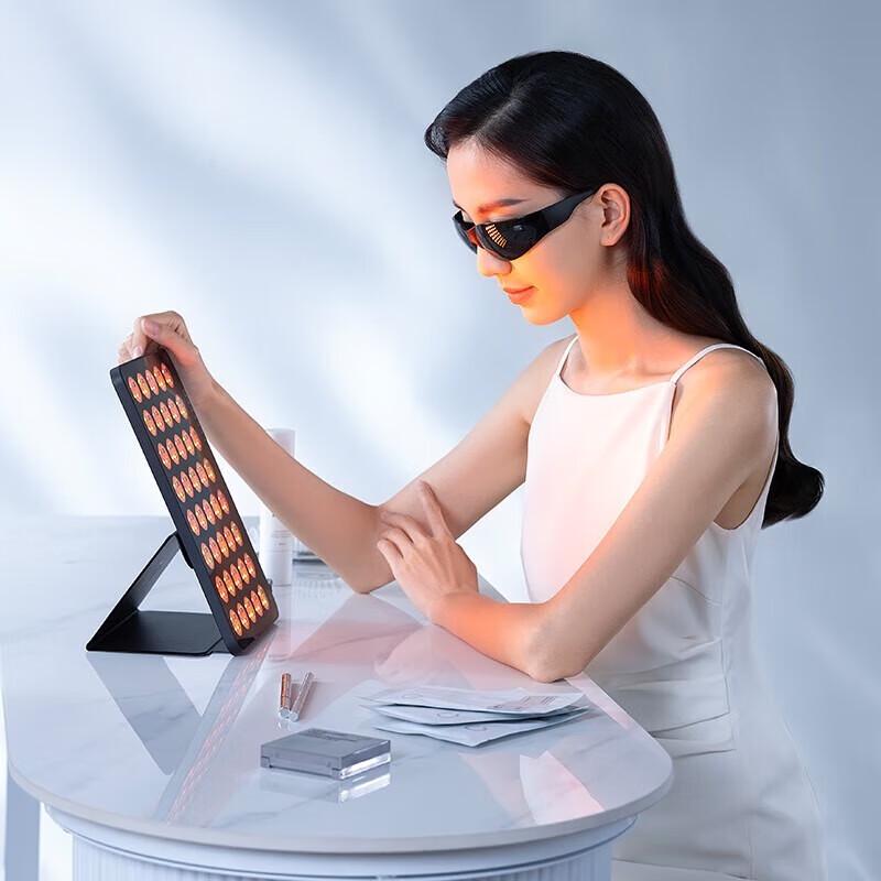 AMIRO MAX LED Light Therapy Beauty Device