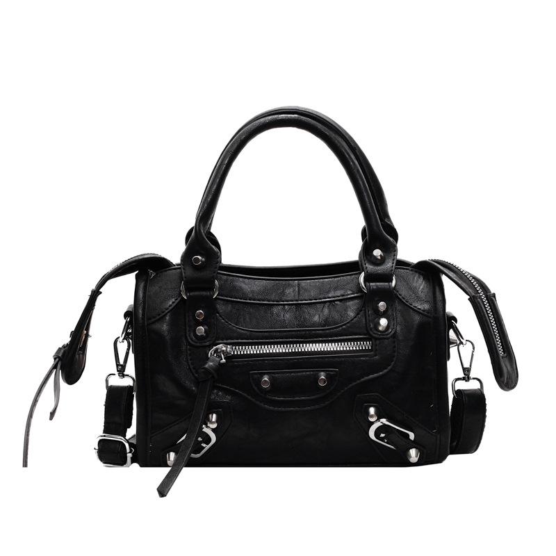 

New oil wax leather handheld locomotive bag niche fashion rivet design texture messenger bag One Size чорний