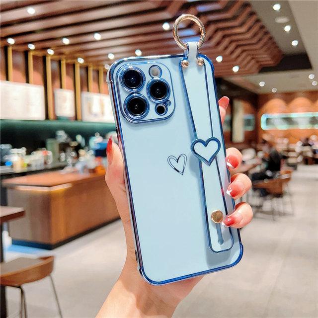 Funda para teléfono con correa de muñeca chapada para iPhone 14 13 12 11 Pro Max Xs Max Xr 13pro 14 Plus 11 a prueba de golpes suave parachoques amor corazón cubierta