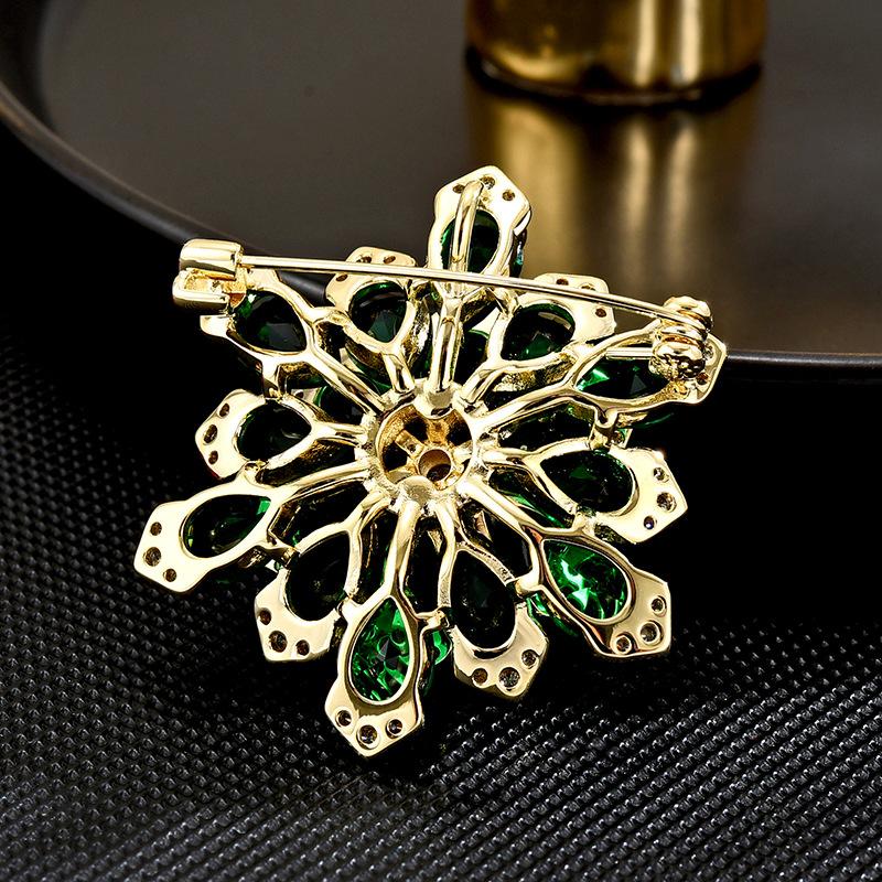 Design Sense Elegant Personality Exquisite Snowflake Shape Chic Brooch Coat Accessories Anti-Light