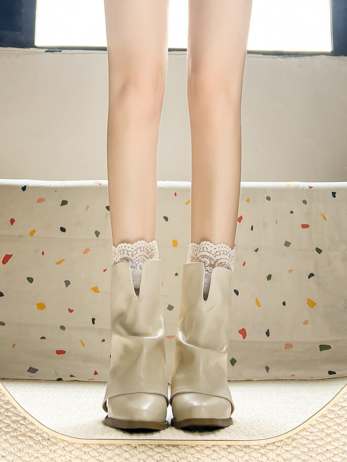 

Thick heel super fire short boots women s 2025 new autumn pointed French trousers thin boots thin high heel Martin boots.. 40