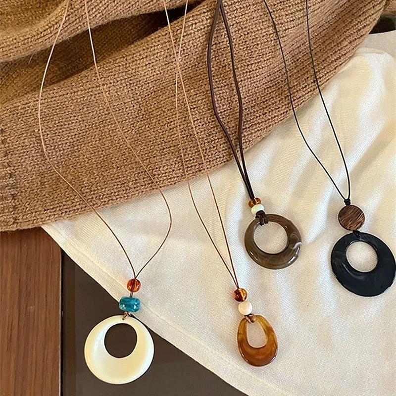 Brown Circle Woven Rope Necklace Women'S Minimalist  Cold Tone Vintage Style Resin Material Necklace Accessory