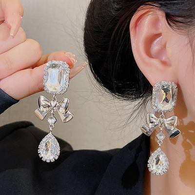 Orecchini a perno in argento 925 con fiocco in diamante scintillante a forma di goccia d'acqua per donna, orecchini esagerati di lusso leggero, orecchie da celebrità