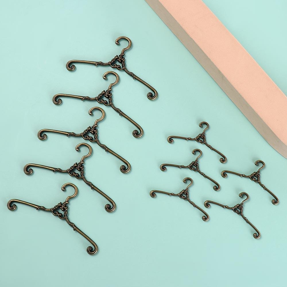 

5Pcs Retro Doll Clothes Hanger Windproof Dolls Clothes Rack Mini Coat Hanger Bedroom Decor 4cm
