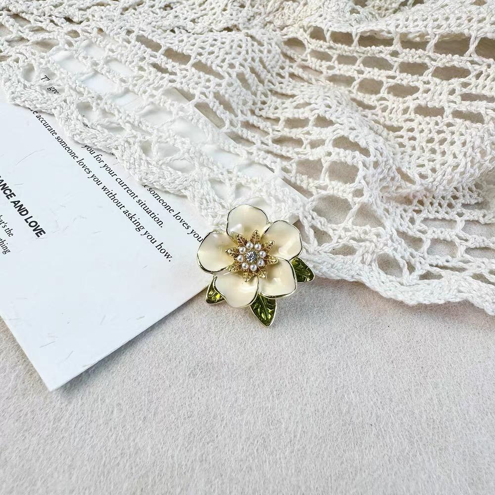 Elegant White Camellia Flower Brooches For Women Small Lapel Pins Plant Clothes Corsage Wedding Jewelry Accessories