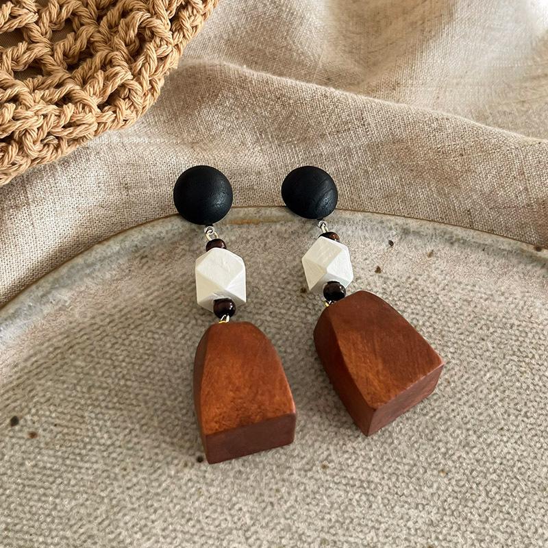 Maillard Coffee Color Amber Earrings Women's Autumn and Winter High-end Commuter Style Earrings Light Luxury Niche Design Earrings