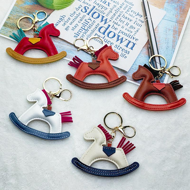 2025 Jahr des Pferdes Leder Schlüsselanhänger - Kreativer Kleines Pferd Anhänger mit Baumwollgefülltem Wackel Charm