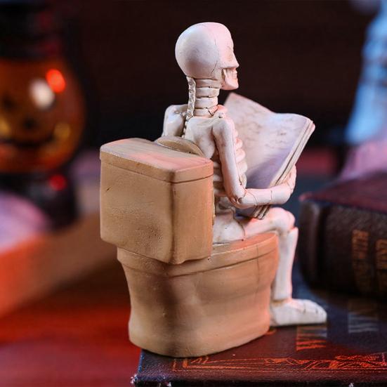 Skeleton Sitting on Toilet Figurine Resin Skull Reading Newspaper Statue Funny Gothic Bathroom Accessory for Halloween Home Bar Decor