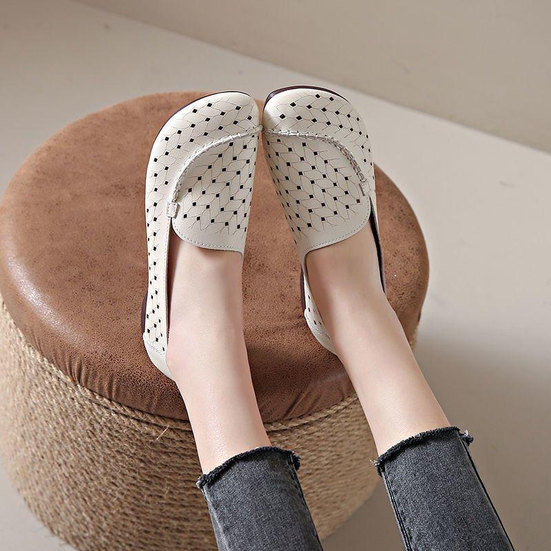 Neue hohle atmungsaktive weiche Leder kleine duftende flache Sohle Sommer Sandalen Lochschuhe vielseitig Explosion rutschfeste Schuhe weiche Sohle Tide