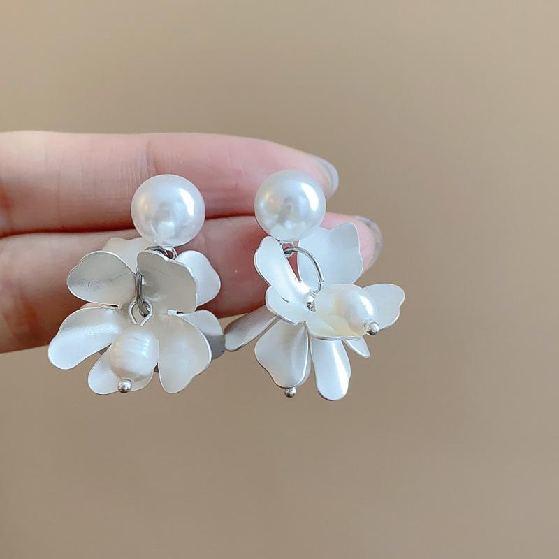 

Серьги-пусеты в виде цветка из пресноводного жемчуга, серьги с ретро-темпераментом, серьги с легкой роскошью и высоким темпераментом, женские