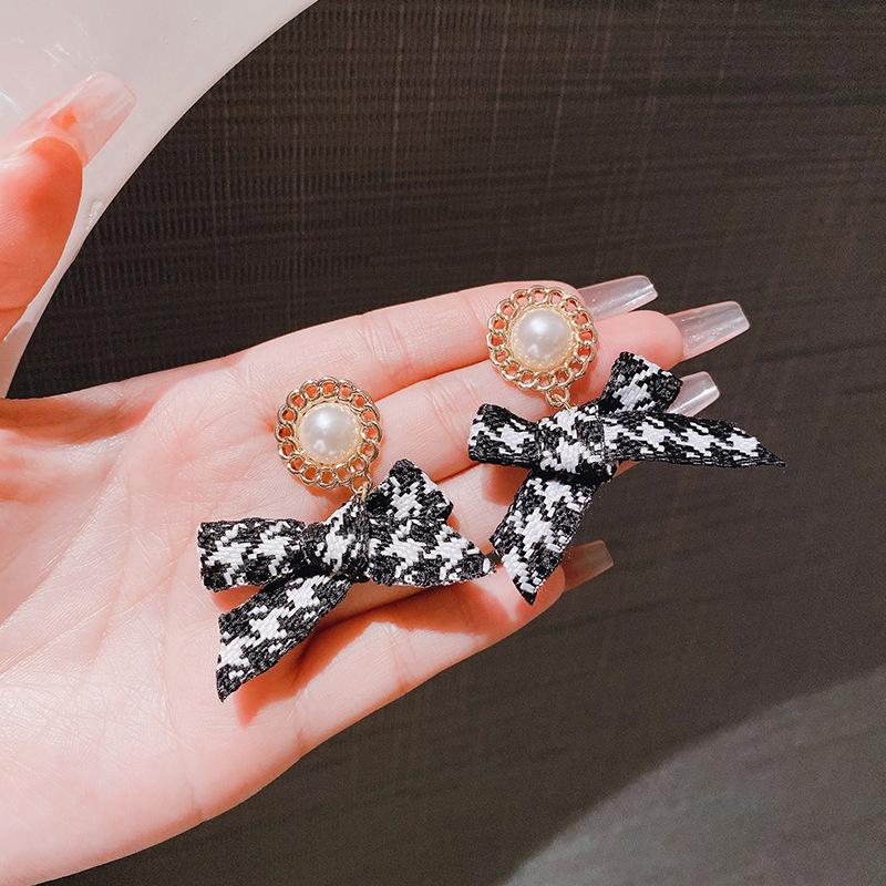 Fashion and elegance, atmospheric bow pearl earrings, women's design sense, versatile, exquisite stud earrings, sweet temperament, ear jewelry