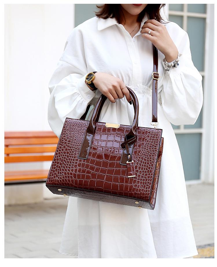 Women's European & American Style Crocodile Handbag: Large Capacity Shoulder & Crossbody Bag