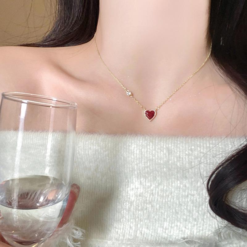 Elegant Single Diamond Red Heart Ankara Necklace for Women – INS Style, Light Luxury Clavicle Chain