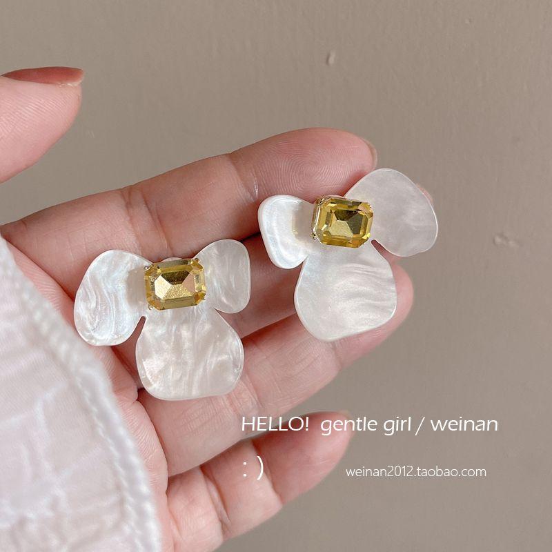

Small Flower Milk Apricot Fairy Summer Girlish Style Earrings Pair of steel needles