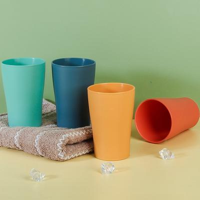 Kinder Mundwasser Zuhause Zahnbürsten Getränkebecher