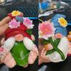 Stolní miniatury Květinový elf soška Zábavná ozdoba Mikro-krajina Trpaslík sedící soška Dekorace zahrady Pryskyřice Gnome řemesla Velikonoce