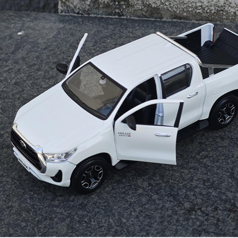 Maisto 1:24 Toyota Hilux Off Road Pickup Truck Alloy Scale Car Model Diecast Metal Static Collection Children Toy Car Vehicles