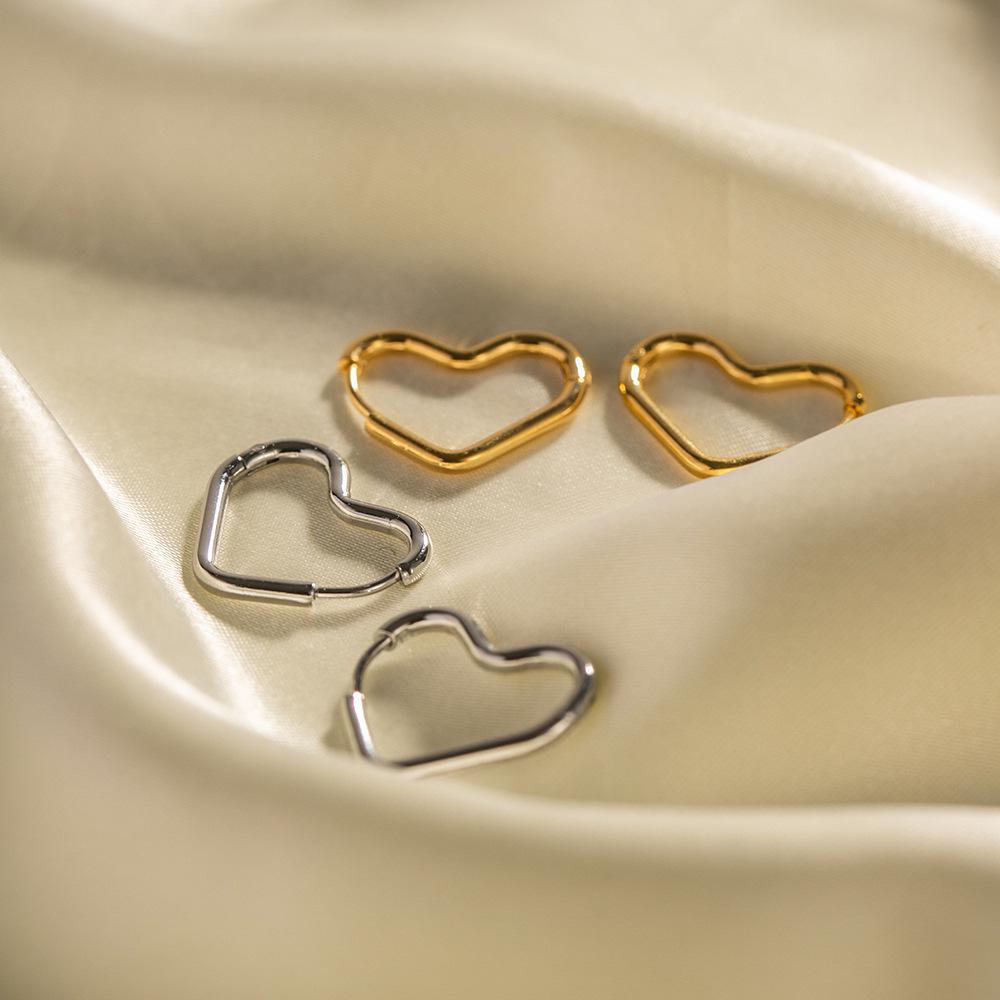 

INS French Style 18K Gold-Plated Titanium Steel Heart Stud Earrings for Women