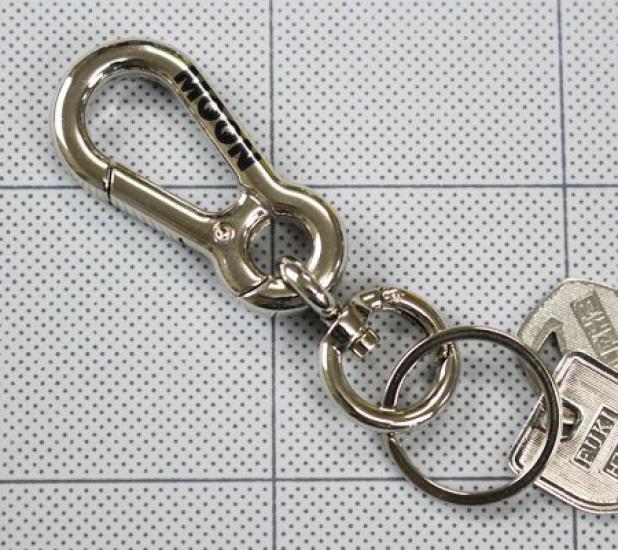 

MOONEYES Double Carabiner Keychain Chrome KH-MKR133CH-MON