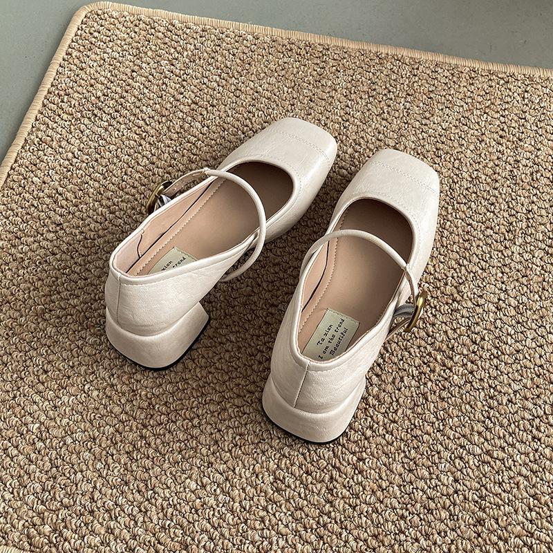 

Французские ретро туфли Мэри Джейн женские весна 2025 новые с мелким вырезом квадратный носок толстый средний каблук с юбкой мелкий вырез одинарные туфли 40