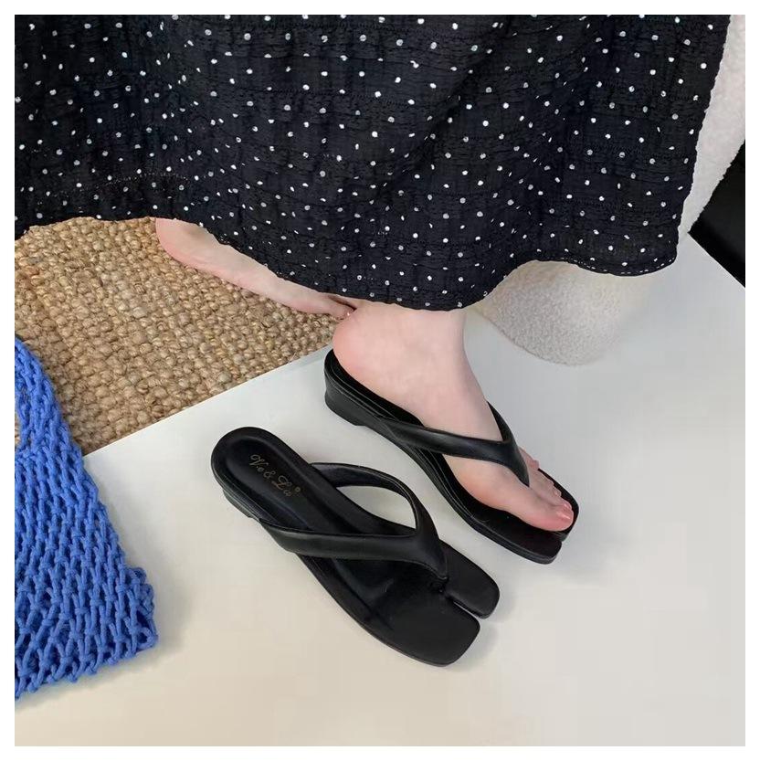 

Дизайнерские балетки, каблуки, тапочки, женские шлепанцы 2025, новая летняя обувь, шлепанцы с раздельным пальцем, повседневные пляжные сандалии, удобные тапочки 35