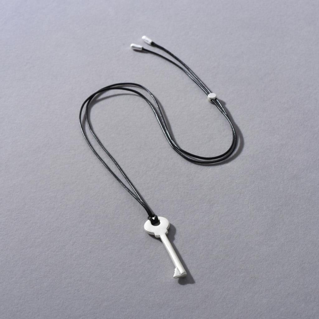 Personalized Fashion Heavy Industry Metal Key Pendant Long Chain Niche Design High-End Fashion Sweater Chain Necklace