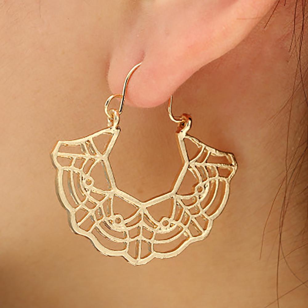 

Women Retro Scalloped Hollow Earrings Simple Ginkgo Leaf Stud Earrings