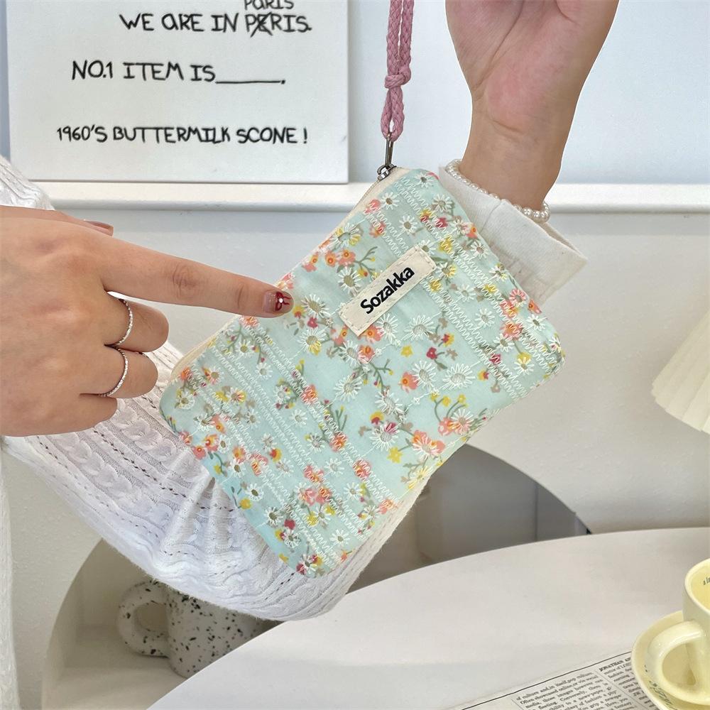 410111 small cosmetic bag, fresh and small floral portable makeup storage bag, clutch bag, zipper lipstick storage.