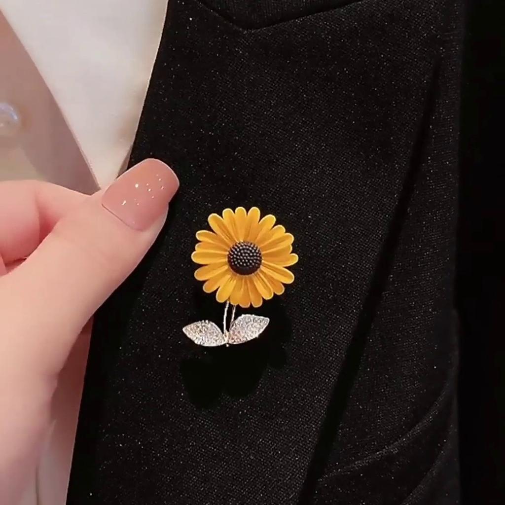 Take Kwai Han's cute sunflower sunflower brooch women's high-end suit accessories sweater pin in one fell swoop