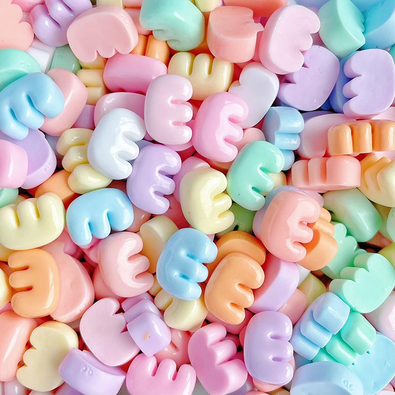 20 Stück Mini-Buchstaben Gemischte Harz-Accessoires ABCD Englische Buchstaben-Aufkleber DIY Sahne-Kleber Handyhülle Haarspangen-Dekoration Zubehör
