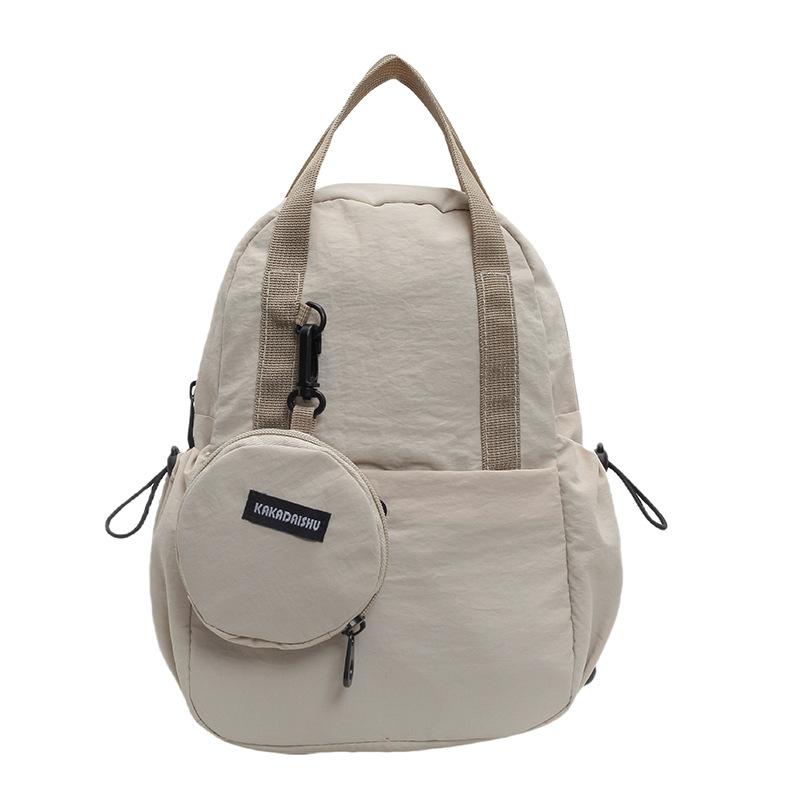 

На сцене новый рюкзак, легкий и вместительный, а нагрудная сумка кросс-боди многофункциональна и супер универсальна. белый