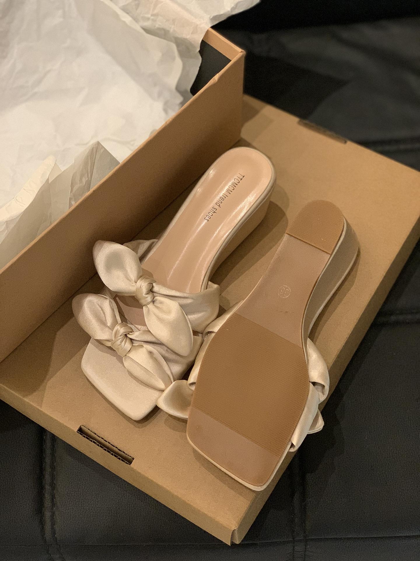 

Wedge heel apricot temperament one-word slippers women s shoes wear 2025 new summer bow French sandals 39