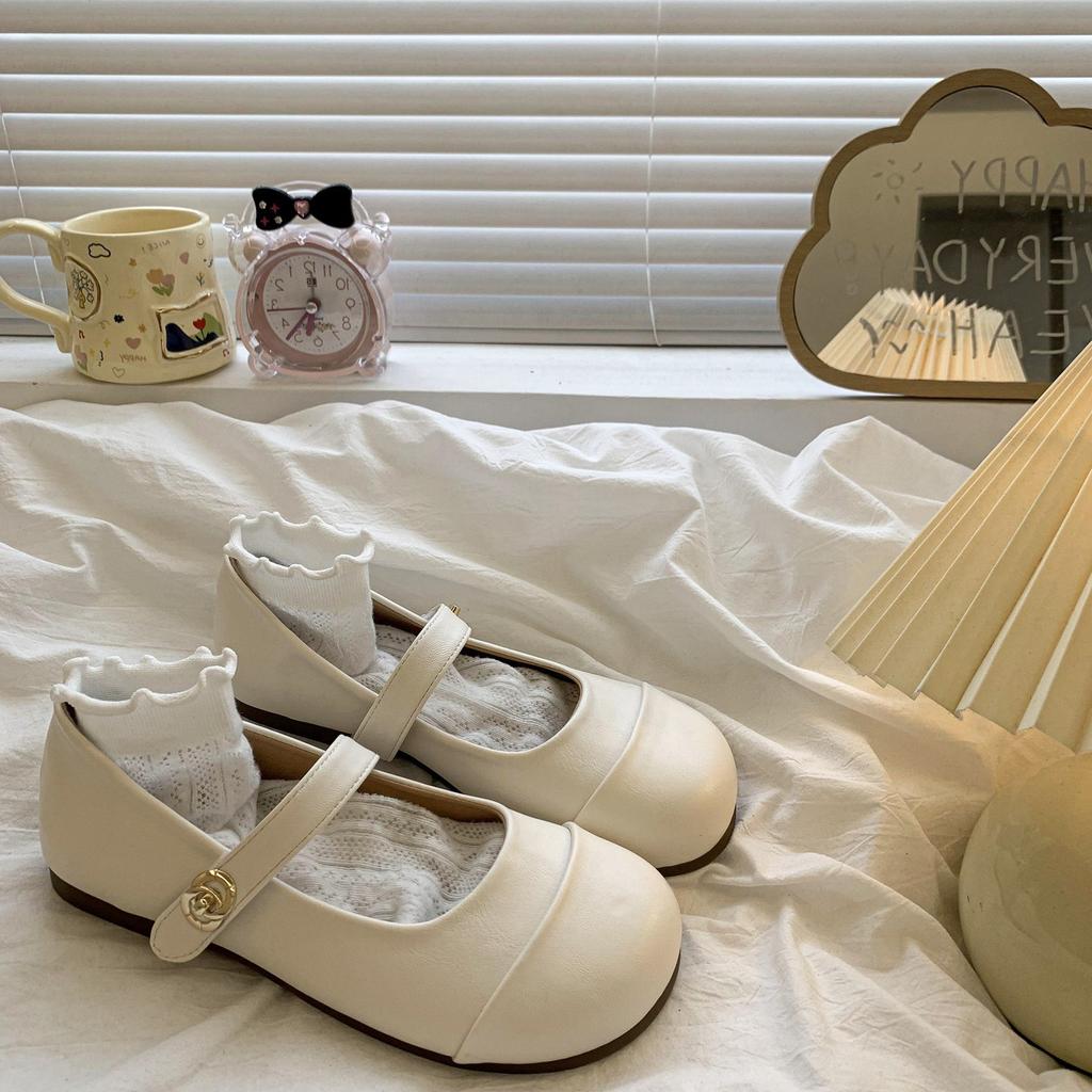 Flat round toe retro student versatile small leather shoes women's 2025 spring and summer new with skirt French Mary Jane single shoes