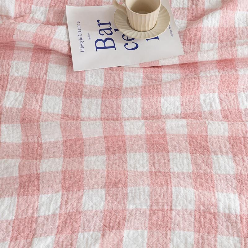 Klasická přikrývka s měkkým potištěným plyšovým přehozem s vysokou gramáží, útulná a rozmazaná, akvarelová kostkovaná tvářenka